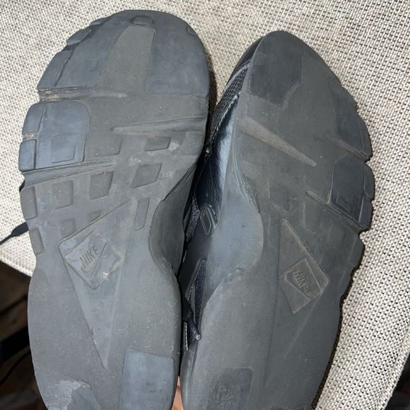 Size 4.5 Boys- Nike Huarache Run Low Triple Black Sneaker - Picture 6 of 8